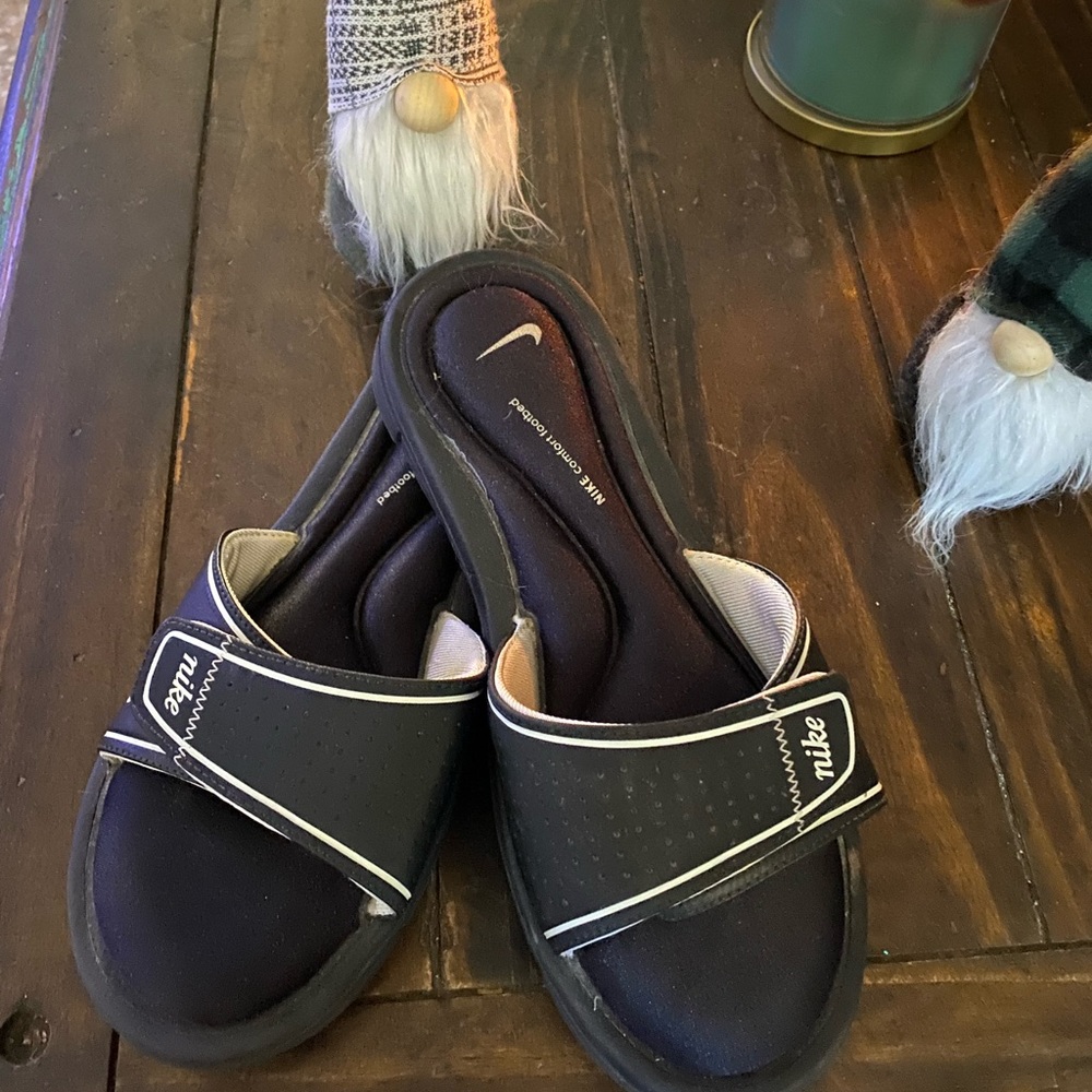 Women's size 8  Nike slide on sandal. In great condition, only worn twice.